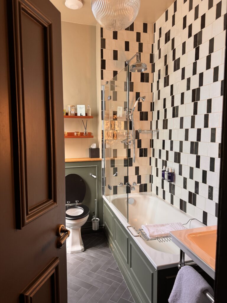 New Park Manor hotel bathroom